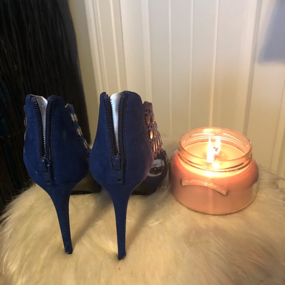 Shoes - Picture 3 of 4